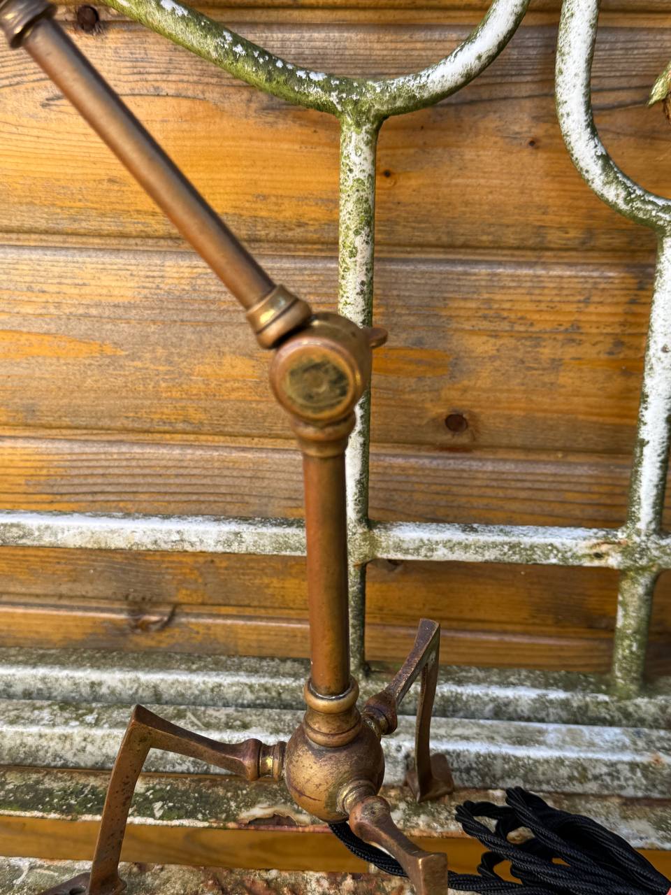 1010325 Antique Articulated Brass Pullmans Table Lamp 4